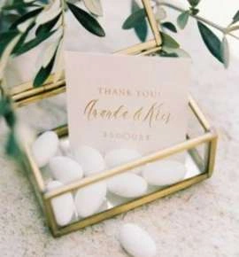 Μπομπονιέρα γάμου με κουφέτα, διακοσμημένη με άνθη