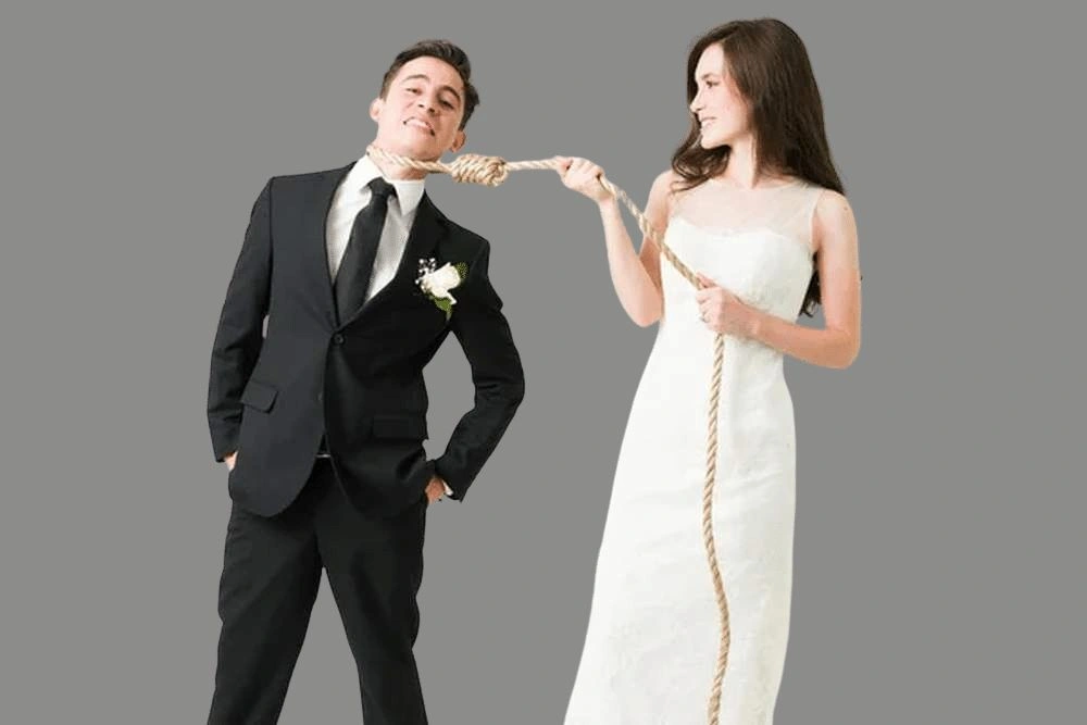 Νύφη τραβάει με σχοινί τον γαμπρό