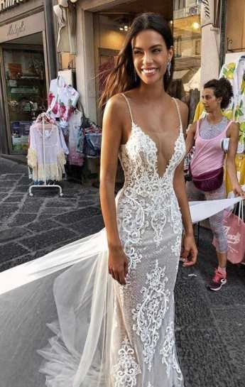 Νυφικό με δαντέλα και ανοιχτή πλάτη