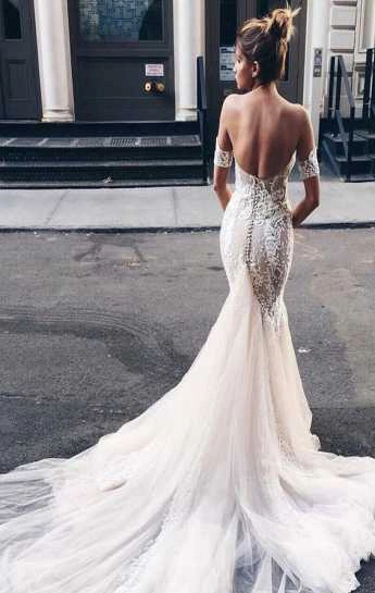 Λευκό νυφικό με μακριά ουρά