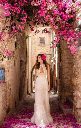 Νύφη με λουλούδια στα μαλλιά φωτογραφίζεται σε σοκάκια