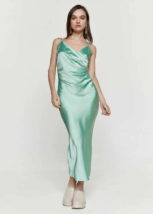 φόρεμα για γάμο που αγκαλιάζει υπέροχα το σώμα αναδεικνύοντάς το