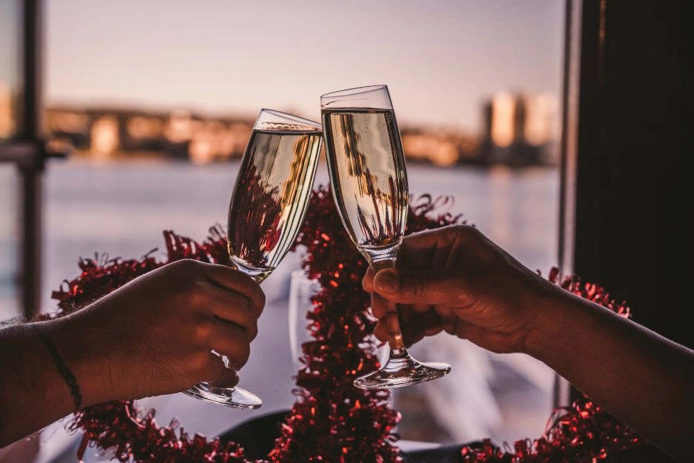 Χέρια με ποτήρια σαμπάνιας την ημέρα του Αγίου Βαλεντίνου