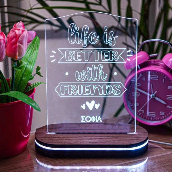 Επιτραπέζιο LED φωτιστικό με ακρυλική πλακέτα «life is better with friends», όνομα Σοφία, ξύλινη βάση και ροζ ρολόι φόντο.
        loading=