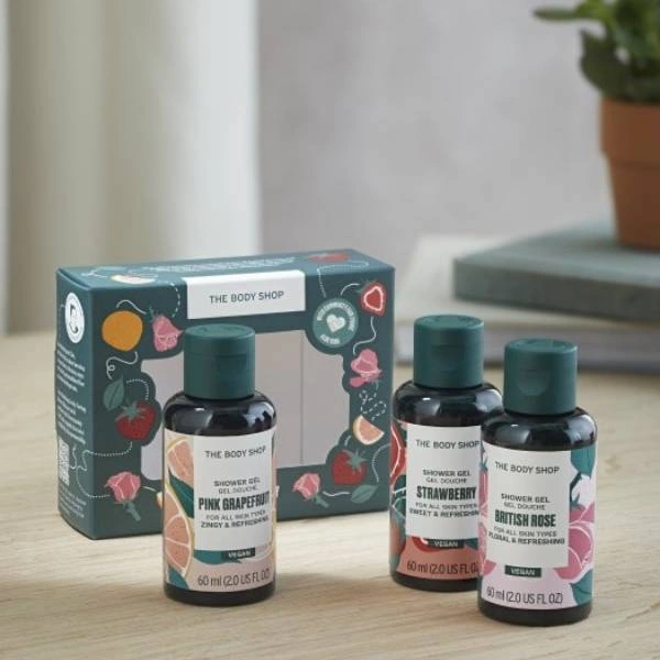 Σετ The Body Shop με τρία mini αφρόλουτρα Strawberry, Pink Grapefruit και British Rose μπροστά από διακοσμητικό κουτί πάνω σε ξύλινη επιφάνεια.
        loading=