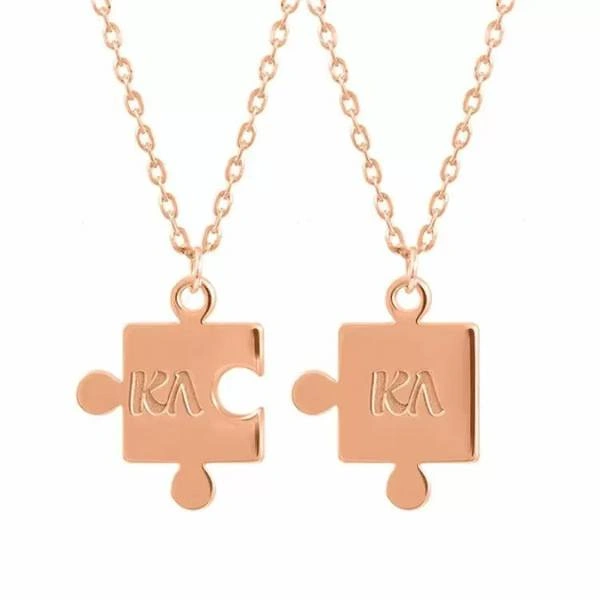 Διπλό ροζ επιχρυσωμένο κολιέ παζλ από ασήμι 925 με χαραγμένα μονογράμματα σε λευκό φόντο.
        loading=