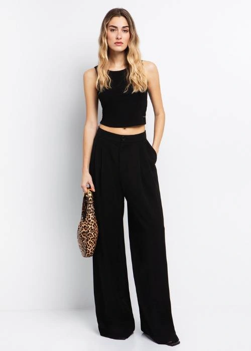 Ψηλόμεσο παντελόνι σε ριχτή γραμμή. Μπροστινή όψη με τονισμένες πιέτες