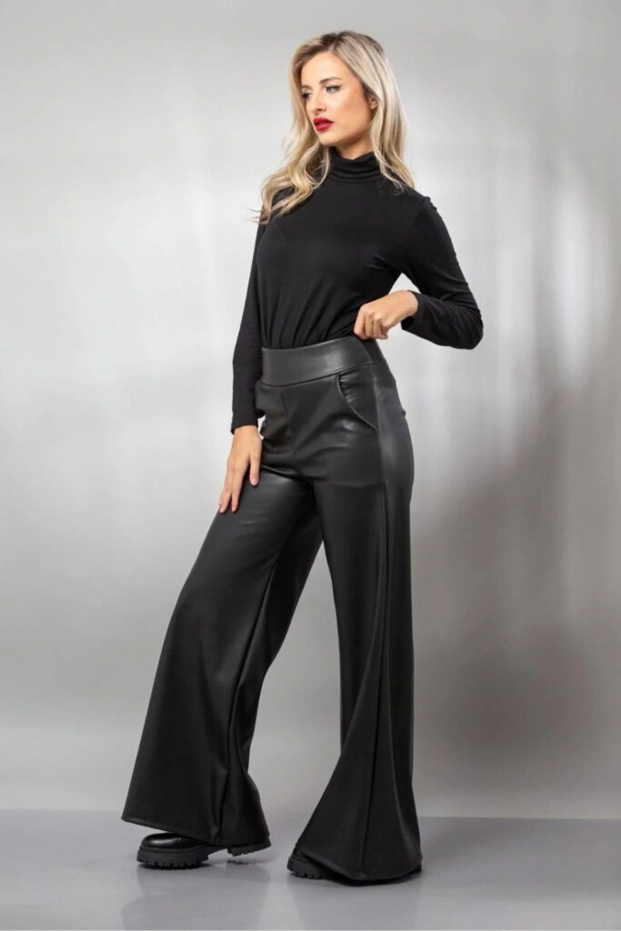 Εντυπωσιακή παντελόνα καμπάνα δερματίνη σε μαύρο χρώμα