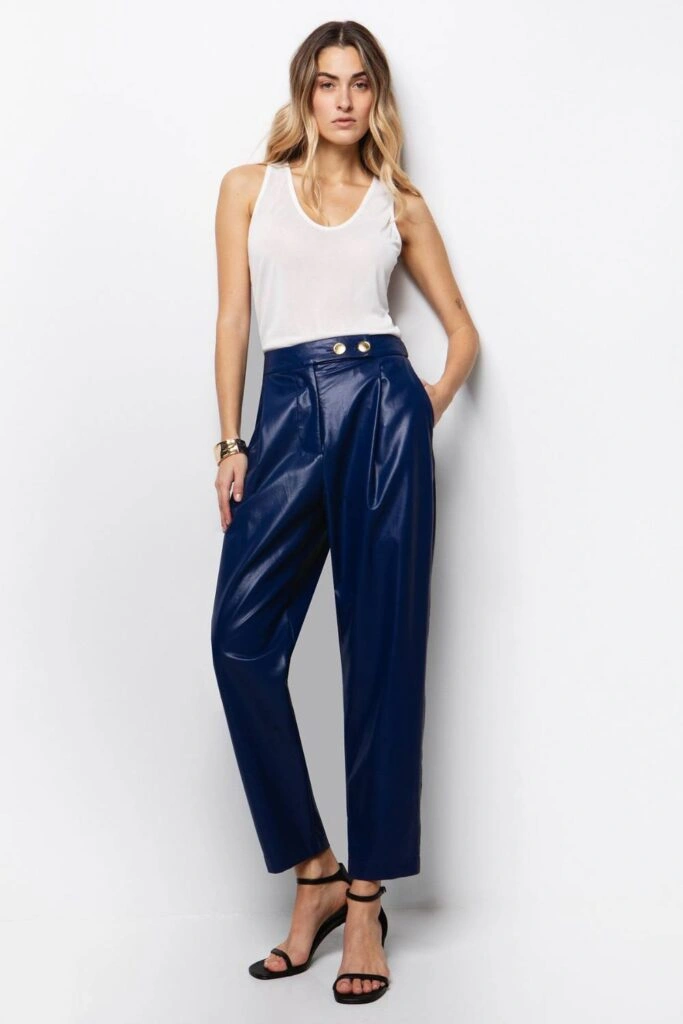 Δερματίνη παντελόνι με πιέτες και διπλό χρυσό κουμπί