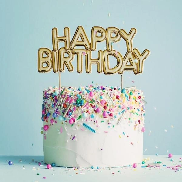 Μια τούρτα γενεθλίων με Happy Birthday