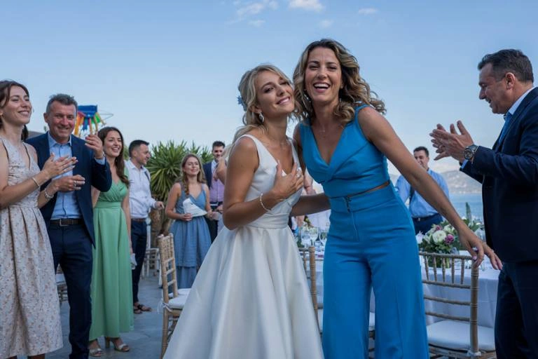 Νύφη και καλεσμένη σε γάμο με κομψή παντελόνα σε μπλε χρώμα