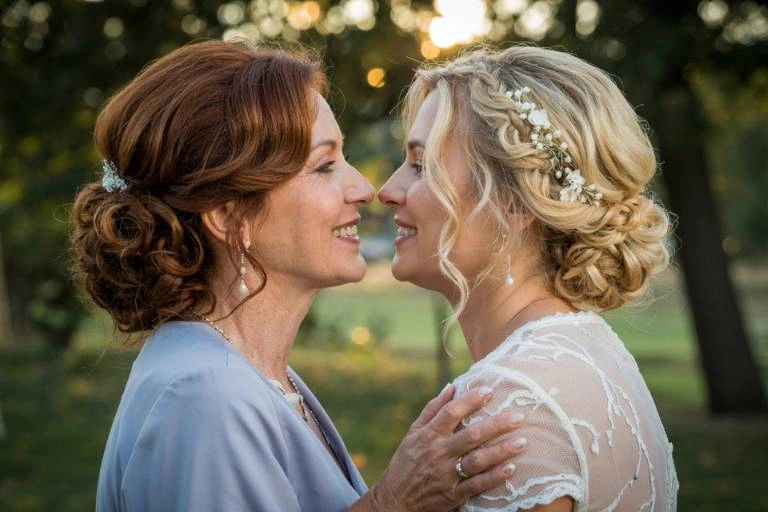 Η μαμά και η νύφη σε μια συγκινητική στιγμή 