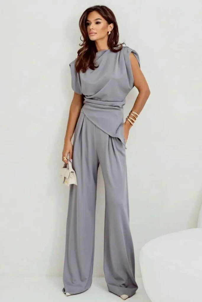 Modern all-day σετ τοπ με παντελόνα, σε viscose blended ύφασμα με ελαστικότητα.