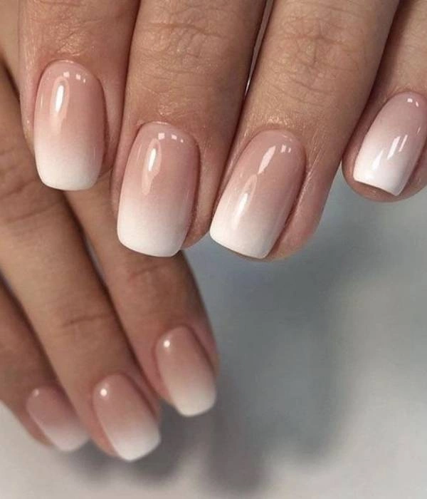 Νυφικά νύχια με φυσικό ομπρέ σε λευκό και nude, σε τετράγωνο σχήμα, με απαλή μετάβαση χρωμάτων.