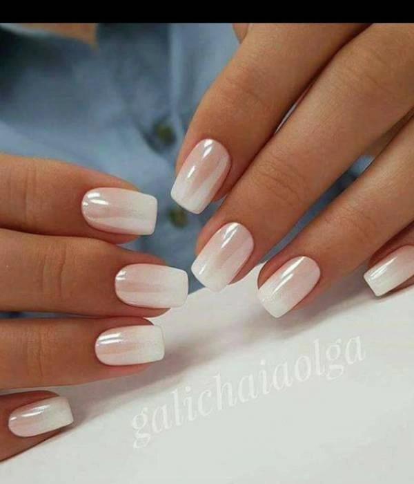 Νυφικά νύχια με εφέ ομπρέ σε λευκό και nude, σε τετράγωνο σχήμα