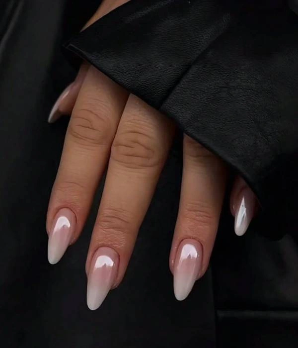 Νυφικά νύχια με εφέ ομπρέ σε λευκό και nude, σε αμυγδαλωτό σχήμα