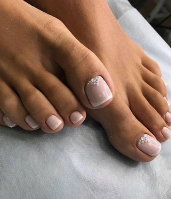 Νυφικά νύχια ποδιών με γαλλικό μανικιούρ και στρας, σε τετράγωνο σχήμα, με nude βάση.