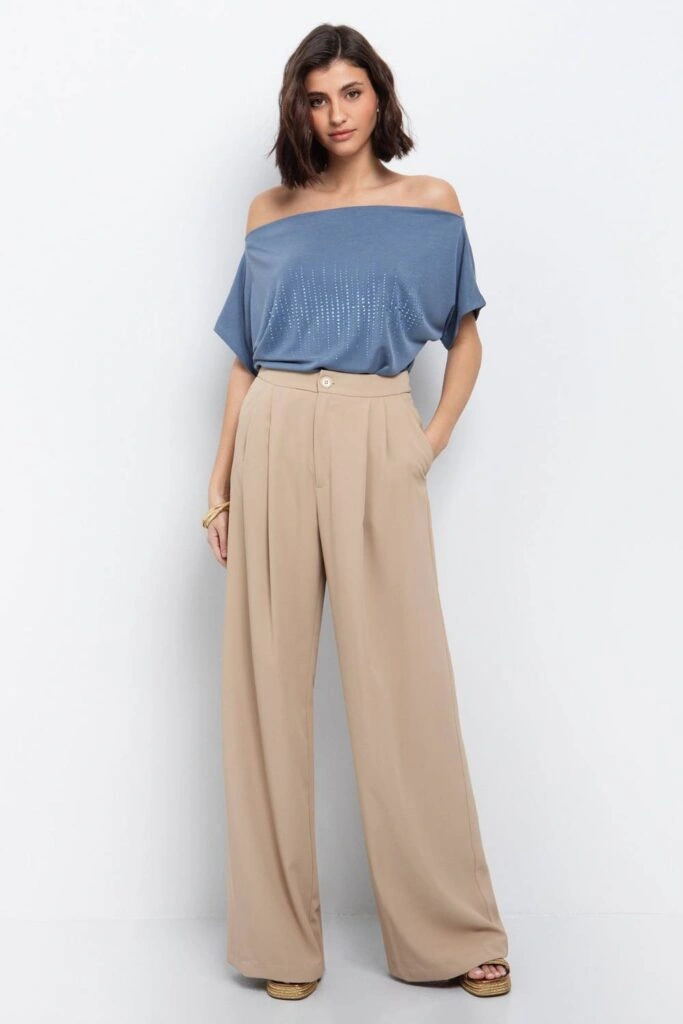 Παντελόνα με πιέτες σε ριχτή γραμμή για καλεσμένη σε γάμο
