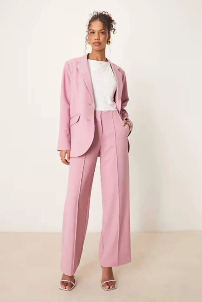 Σύνολο για καλεσμένη σε γάμο με παντελόνι