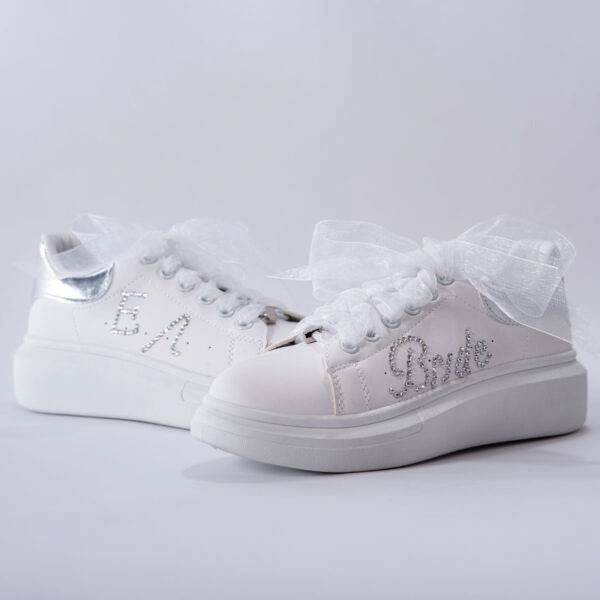 Bridal sneakers διακοσμημένα με strass σχηματίζοντας την λέξη Bride