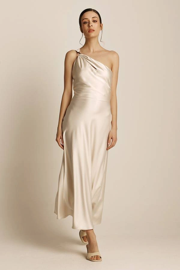 Φόρεμα με εναν ώμο και τόκα