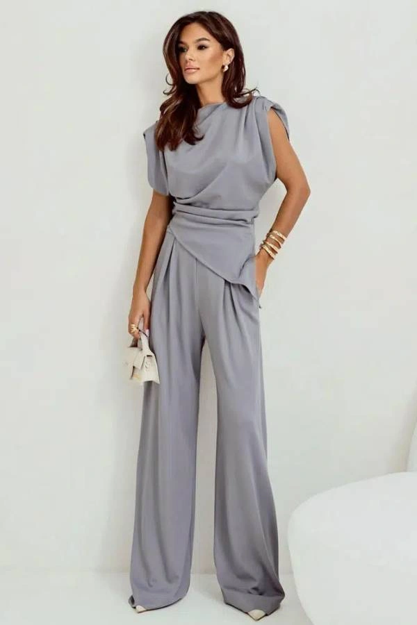 Modern allday σετ τοπ με παντελόνα, σε viscose blended ύφασμα με ελαστικότητα.