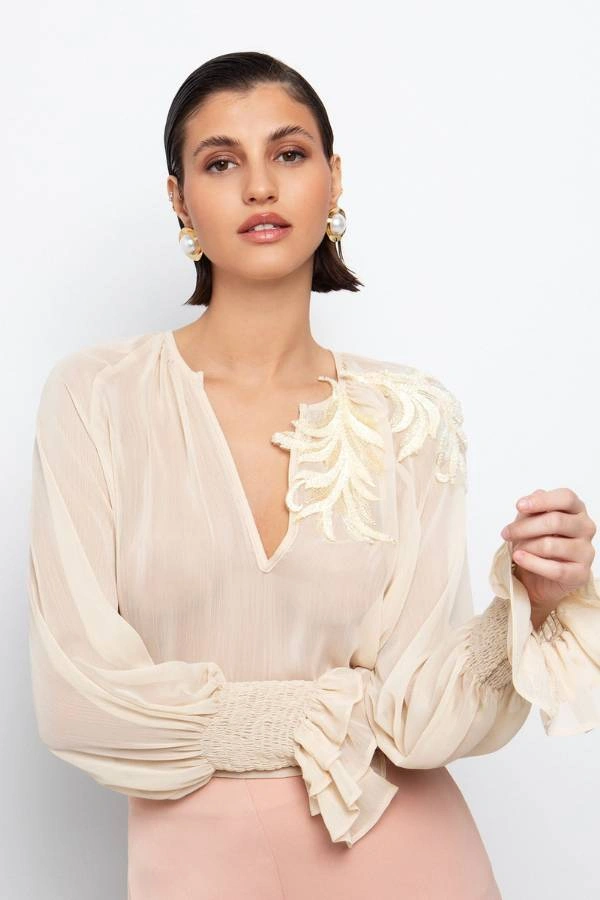 Μπλούζα με απλικέ στον ώμο
