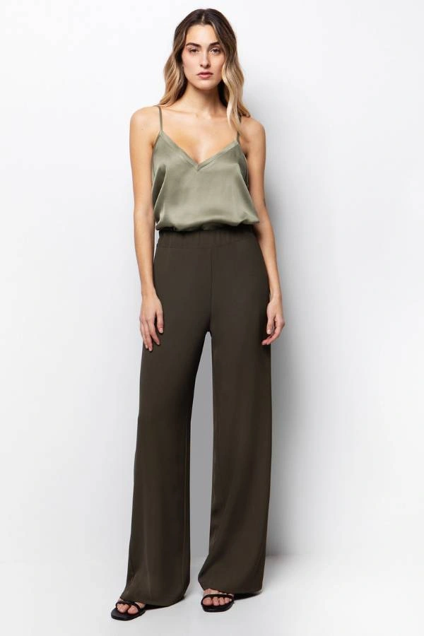 Παντελόνα με λάστιχο για καλεμσένη σε γάμο 