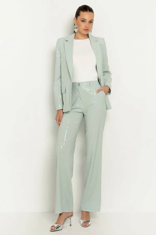 Ψηλόμεσο παντελόνι σε ίσια γραμμή με πλαϊνές τσέπες & θηλιές στη μέση. Σχέδιο με διάφανες-ιριζέ παγιέτες