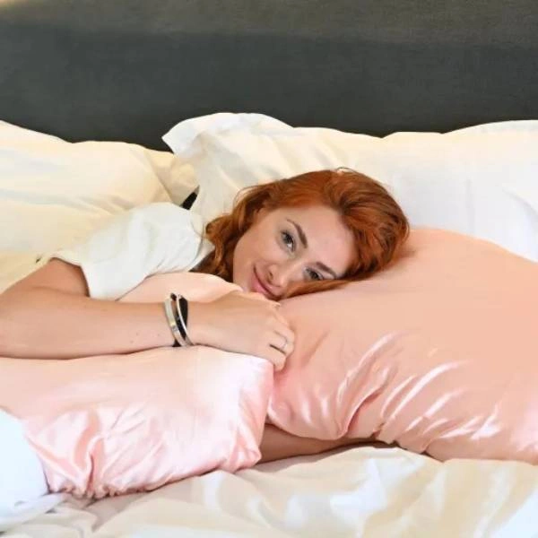 Χειροποίητη και 100% vegan σατέν μαξιλαροθήκη της Twist it