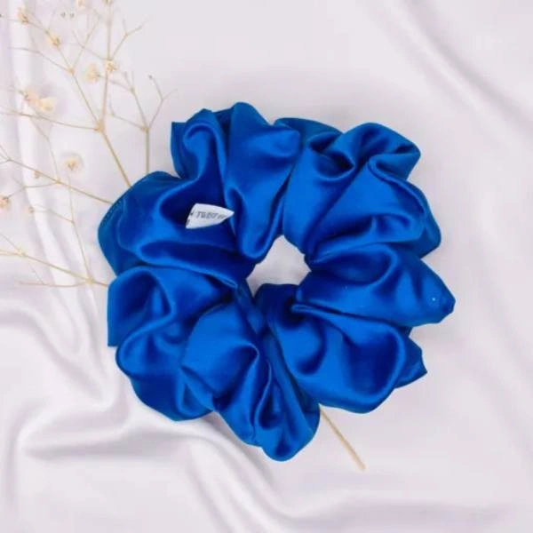 Χειροποίητο λαστιχάκι σε έντονο royal μπλε χρώμα.