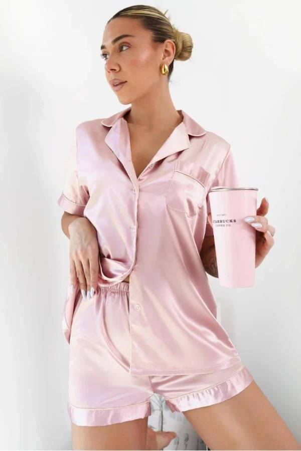 Σετ πυτζάμα με κουμπιά στο πάνω μέρος και σορτς με λάστιχο στη μέση