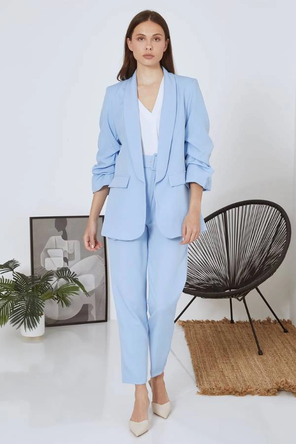 Σακάκι με σούρες στο μανίκι σε γαλάζιο χρώμα