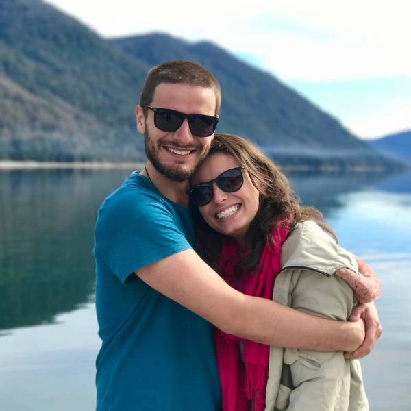 Αγκαλιασμένο ζευγάρι μπροστά απο λίμνη