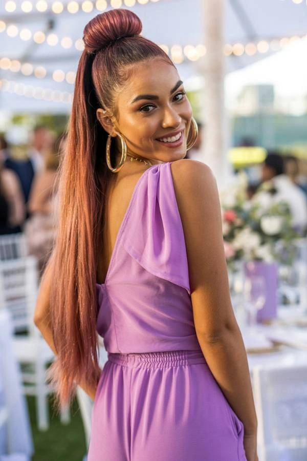 Μοντέρνο και εντυπωσιακό χτένισμα για κουμπάρα ή καλεσμένη, με ψηλή bubble αλογοουρά και κότσο.