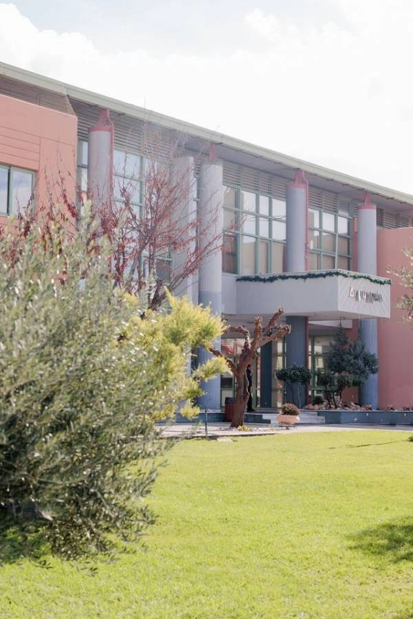 Το Δημαρχείο Σαρωνικού στα Καλύβια Θορικού, ένα χαρακτηριστικό κτίριο για την τέλεση πολιτικών γάμων.