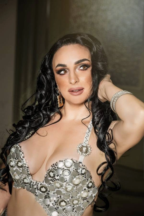 Κοντινό πορτρέτο της Ευδοκίας Durrah, χορεύτριας Oriental, με πλούσια σκούρα καστανά μαλλιά και εντυπωσιακό μακιγιάζ.