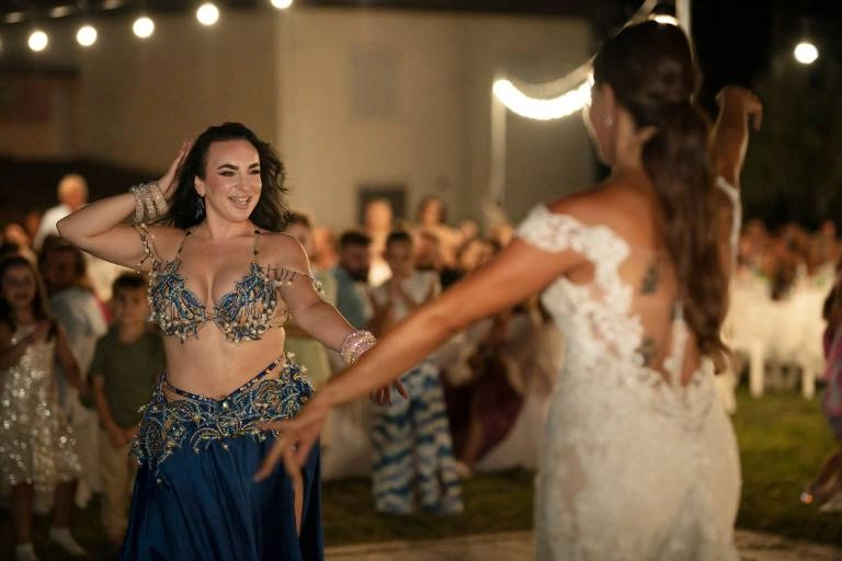 Η Ευδοκία Durrah, καταξιωμένη χορεύτρια Oriental, χορεύει με νύφη σε γάμο