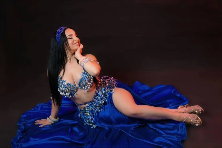 Η Ευδοκία Durrah, καταξιωμένη χορεύτρια Oriental, ποζάρει στον φακο