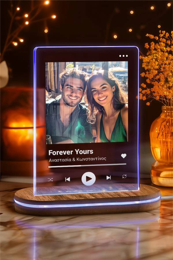 Επιτραπέζιο φωτιστικό προσωποποιημένο με φωτογραφία και όνομα.