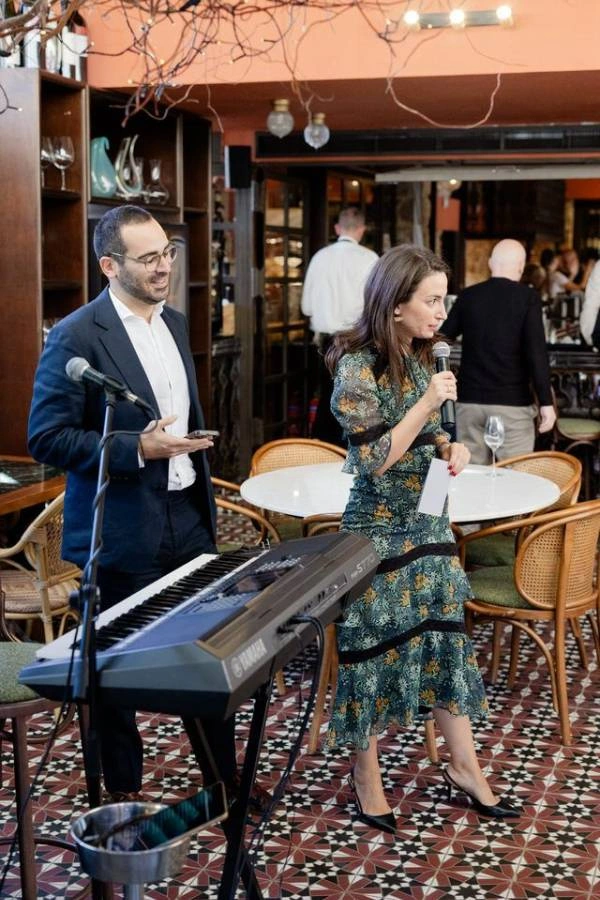 Μια ζωντανή μπάντα διασκεδάζει τους καλεσμένους στη δεξίωση του γάμου, δημιουργώντας μια μοναδική ατμόσφαιρα.