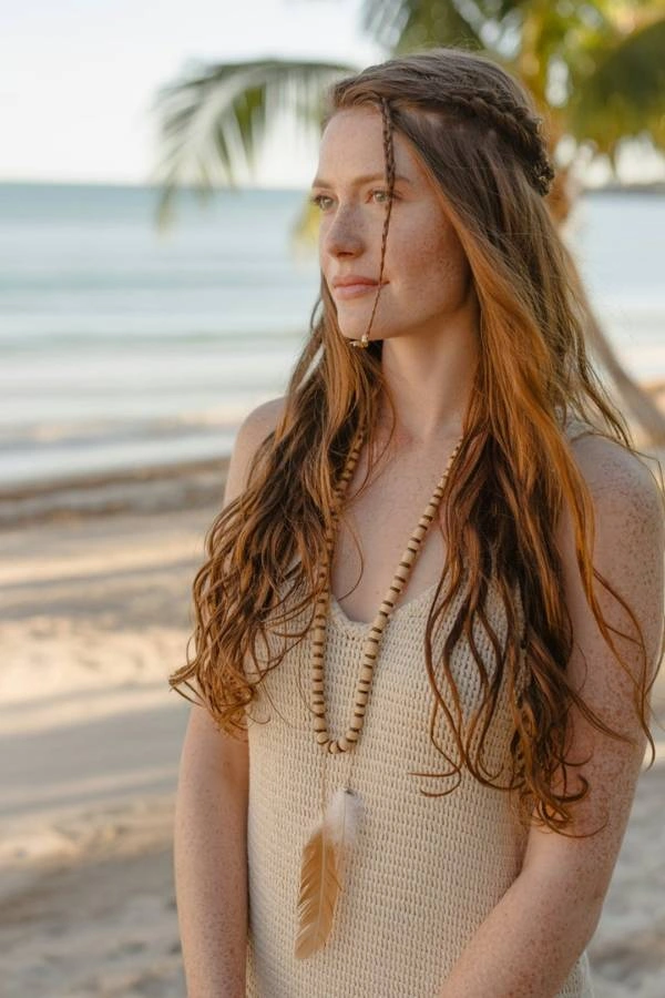 Boho χτένισμα με κυματιστά μαλλιά και μικρές πλεξούδες, για νησιώτικο γάμο.