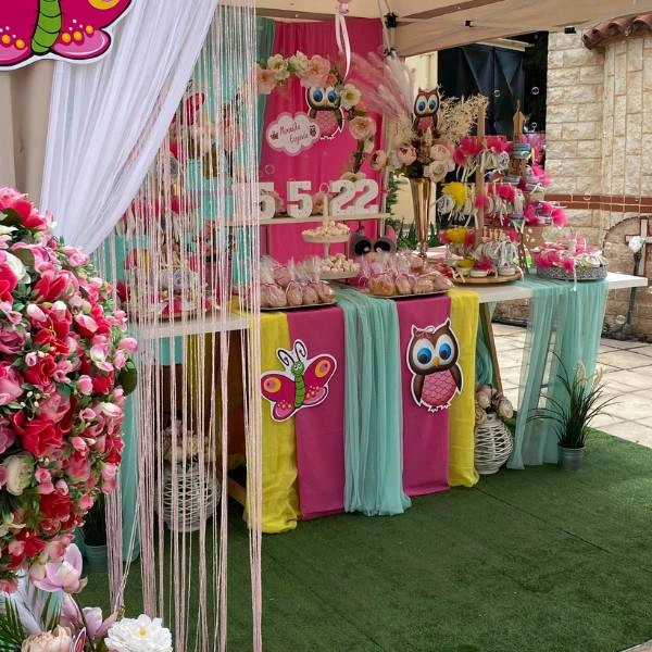 Ρομαντικός στολισμός βάπτισης με θέμα την πεταλούδα σε αποχρώσεις του ροζ και του λιλά, με λεπτομέρειες από τούλι και λουλούδια.