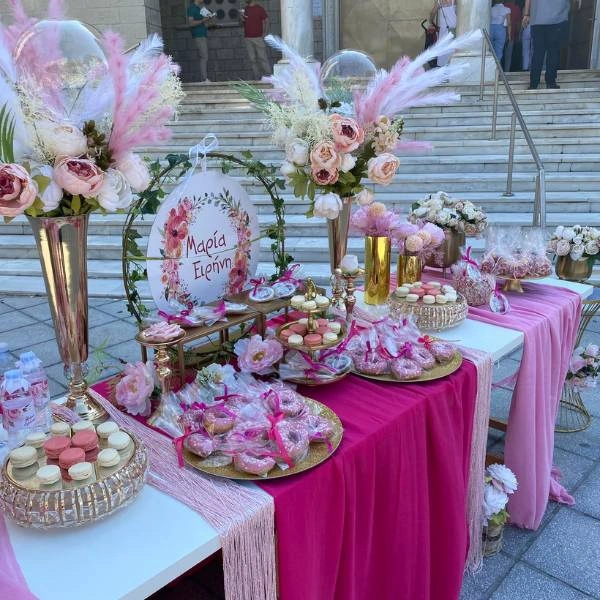 Διακόσμηση βάπτισης με φυσικά λουλούδια, γιρλάντες και παστέλ αποχρώσεις, ιδανική για ανοιξιάτικη ή καλοκαιρινή τελετή.