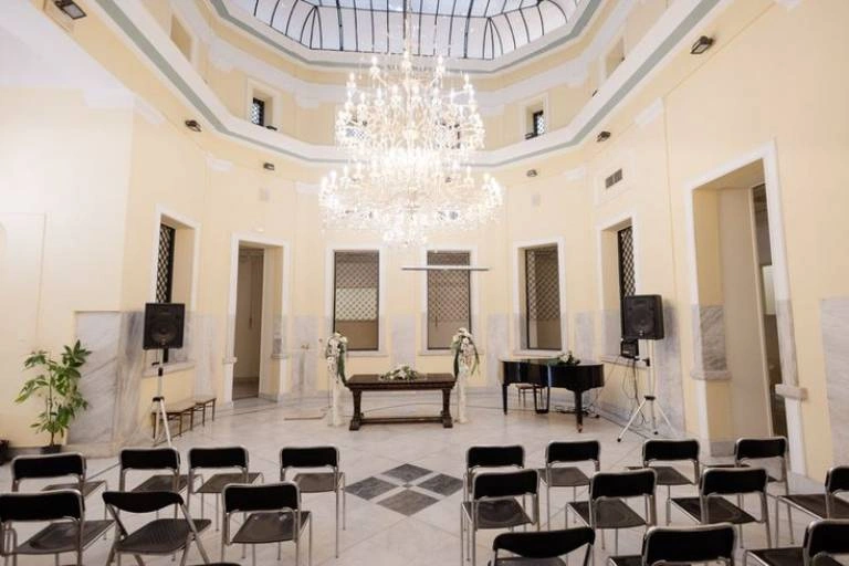 Ο χώρος της τελετής στη Δημοτική Πινακοθήκη Πειραιά, διακοσμημένος για πολιτικό γάμο.