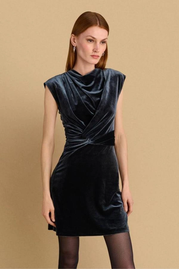 Κοντό Φόρεμα βελούδινο με ανοιχτή πλάτη