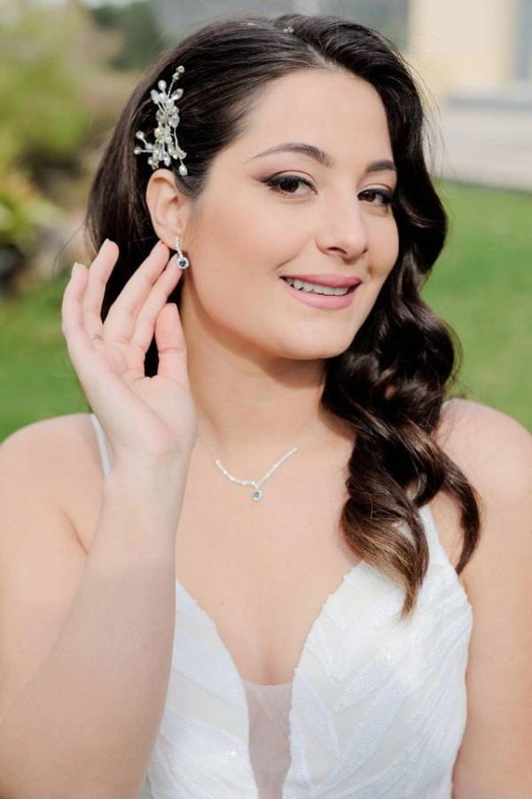 Νύφη με κομψό χτένισμα και διακριτικά αξεσουάρ μαλλιών για πολιτικό γάμο.