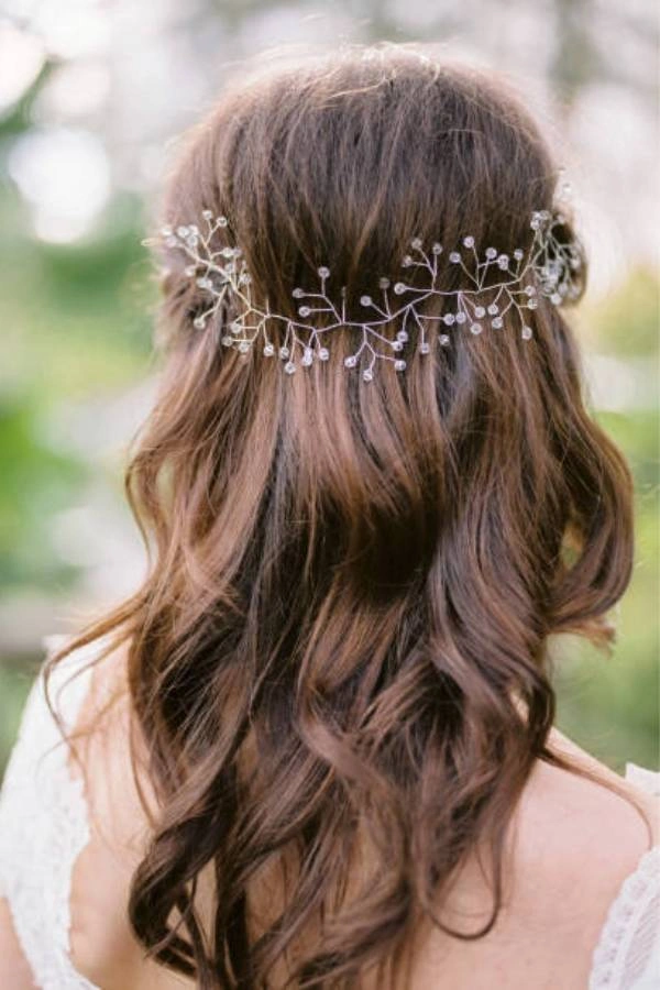 Ανάλαφρες μπούκλες με φυσική υφή και λεπτεπίλεπτο στεφανάκι