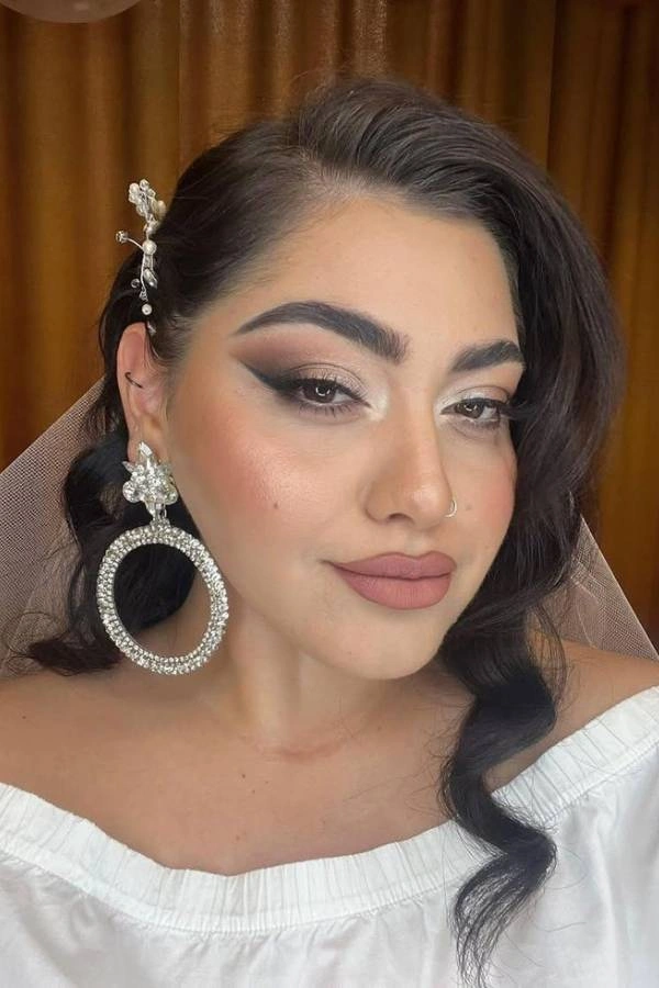 Νυφικό μακιγιάζ με φυσικά φρύδια και ανορθωμένο σχήμα με lifted brow τεχνική από τη Χριστίνα Ματόσι