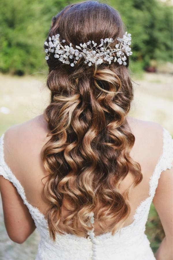 Μπούκλες σε half-up χτένισμα με λαμπερό διακοσμητικό στοιχείο